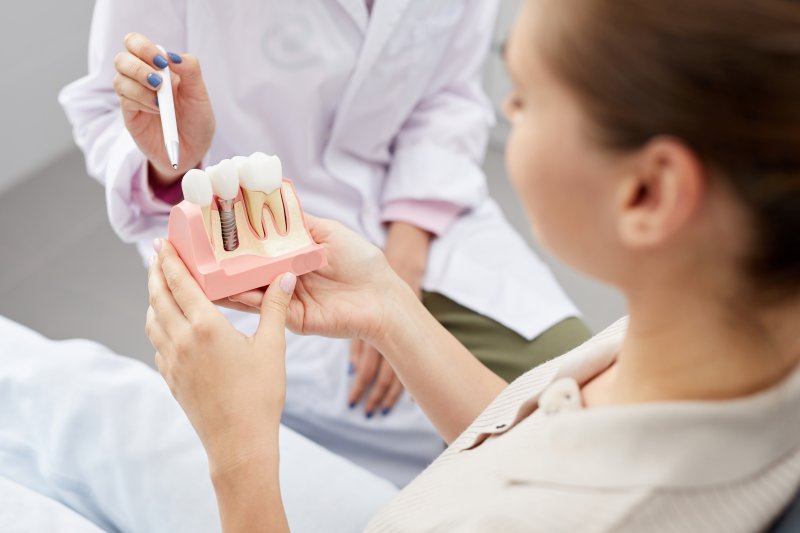 dentist discussing dental implant sensitivity