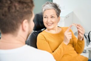 a patient asking her dentist whether to get veneers or teeth whitening